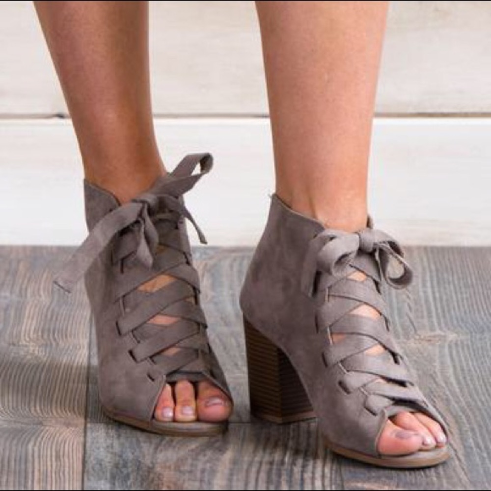 •DOWNEAST• NWT Montrel Grey Lace-Up Ankle Boot